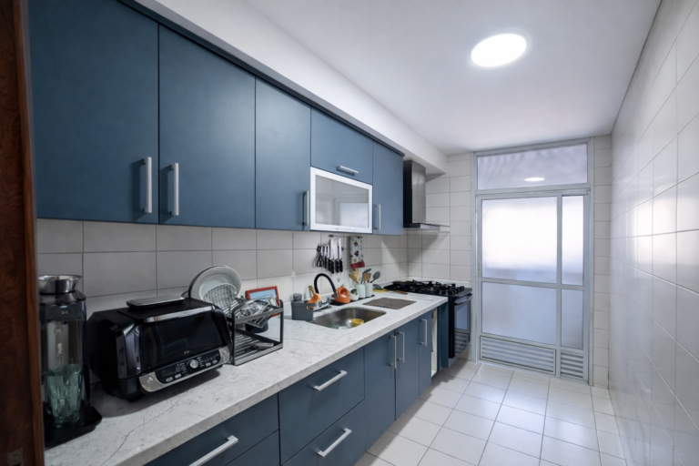 armario azul e madeira cozinha