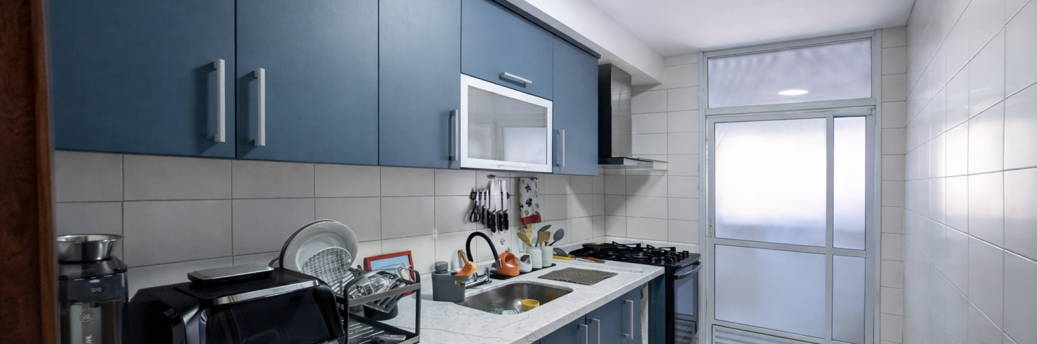 armario azul e madeira cozinha